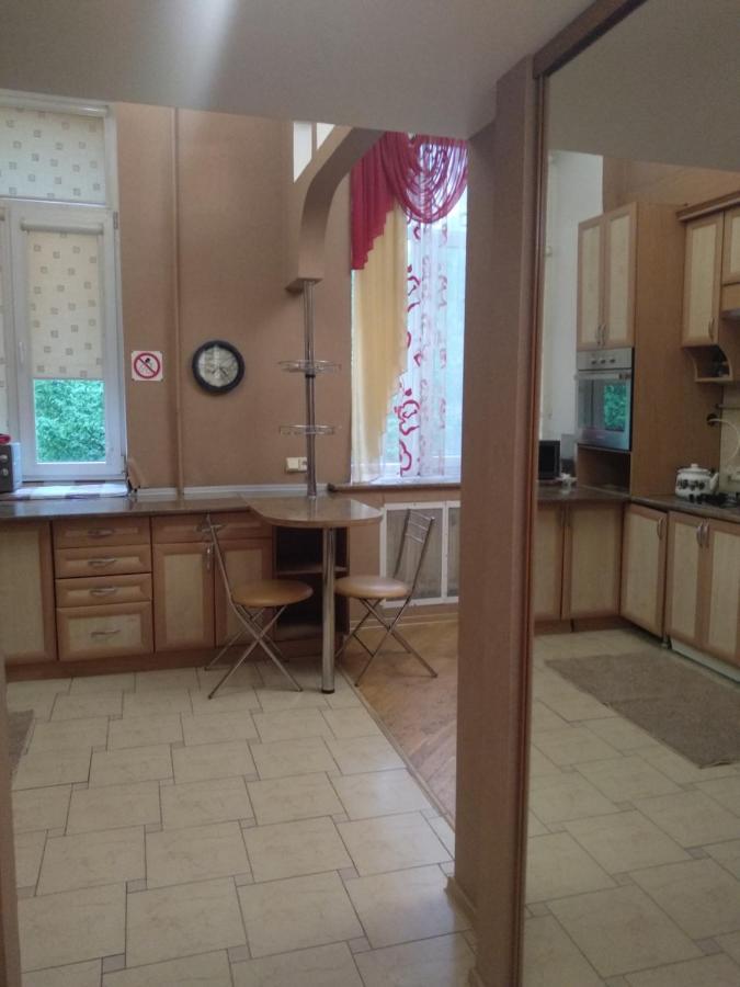 центр, євгена коновальця, 3 *